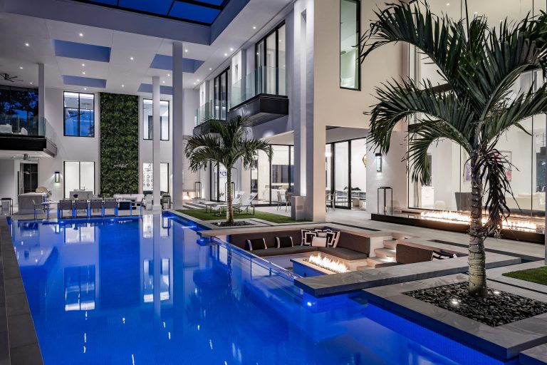 11 Outdoor Shot and Green Wall AF0177 min